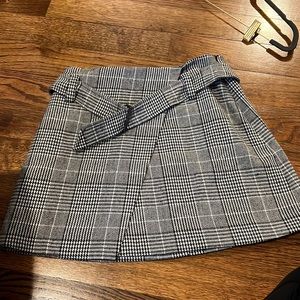Houndstooth skirt with belt